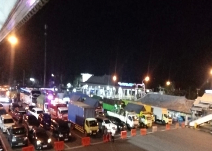 Kondisi antrean kendaraan di areal parkir pelabuhan Gilimanuk, Selasa (8/7).
