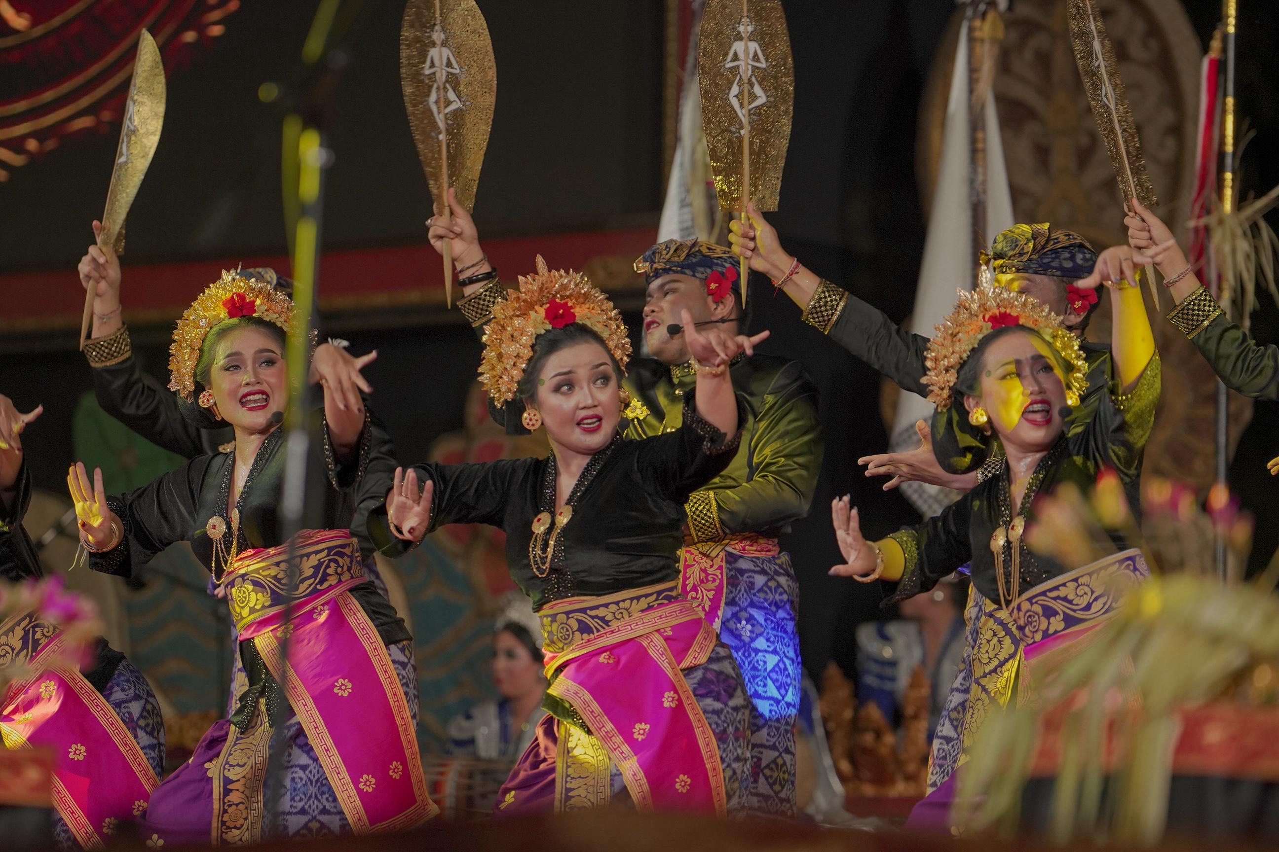 ANGGUN: Sekaa Gong Wanita Karang Asti Komala, Desa Adat Ungasan, Kuta Selatan tampil anggun di PKB Ke-47 di Panggung Terbuka Ardha Candra, Taman Budaya Provinsi Bali (Art Center), Senin (7/7).