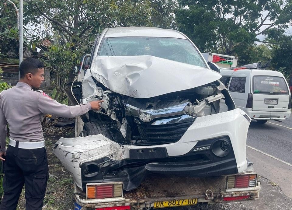 Daihatsu Xenia dan Truk Hino Tanki nopol L 9464 UT yang terlibat laka lantas di Jalan Raya Jurusan Denpasar-Gilimanuk KM 74-75 Desa Yehsumbul, Kecamatan Mendoyo, Kabupaten Jembrana, Senin (7/7).