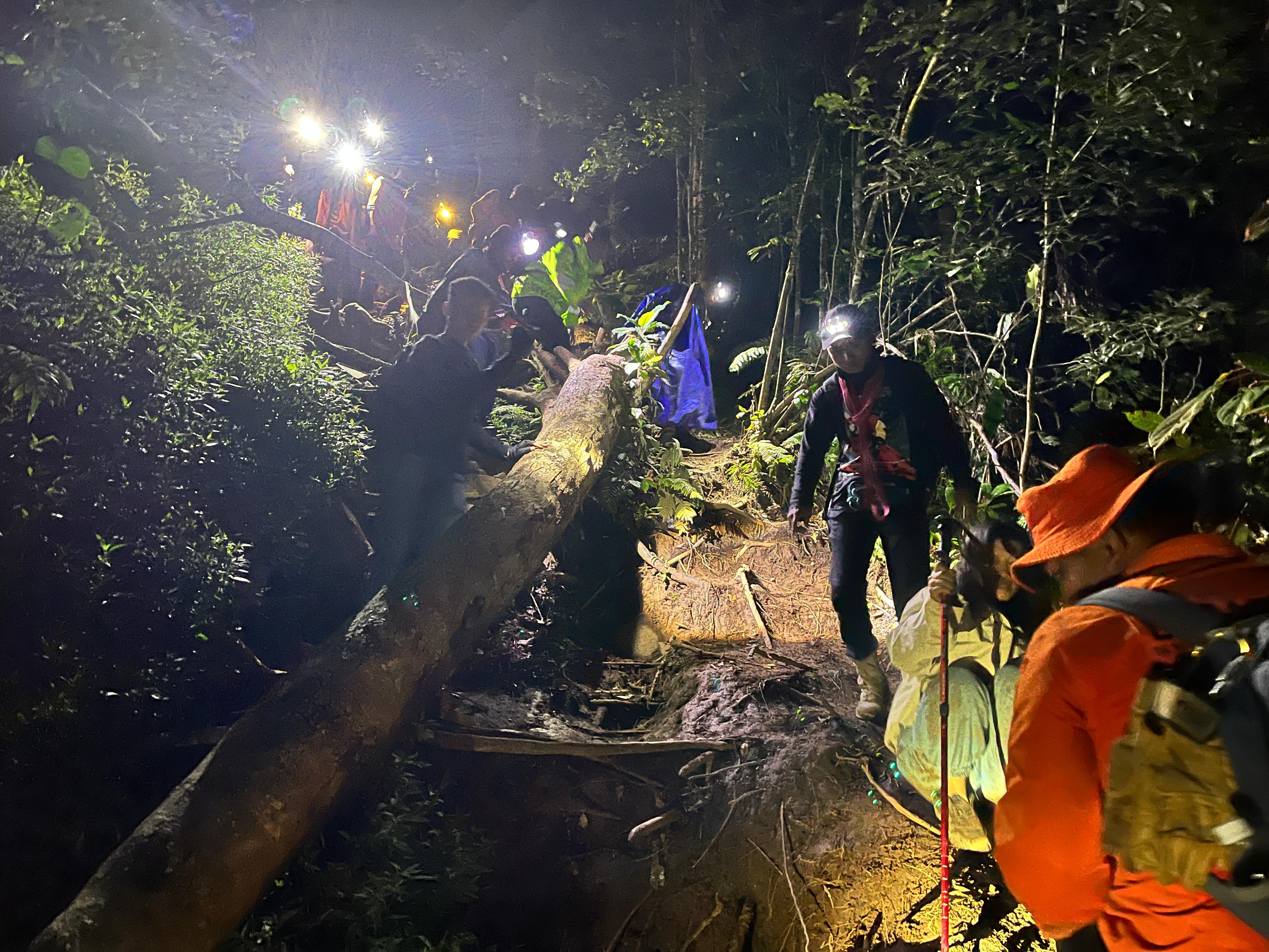 Proses evakuasi ibu dan anak yang tersesat di Gunung Batukaru, Tabanan, Bali, Senin (7/7/2025) malam.