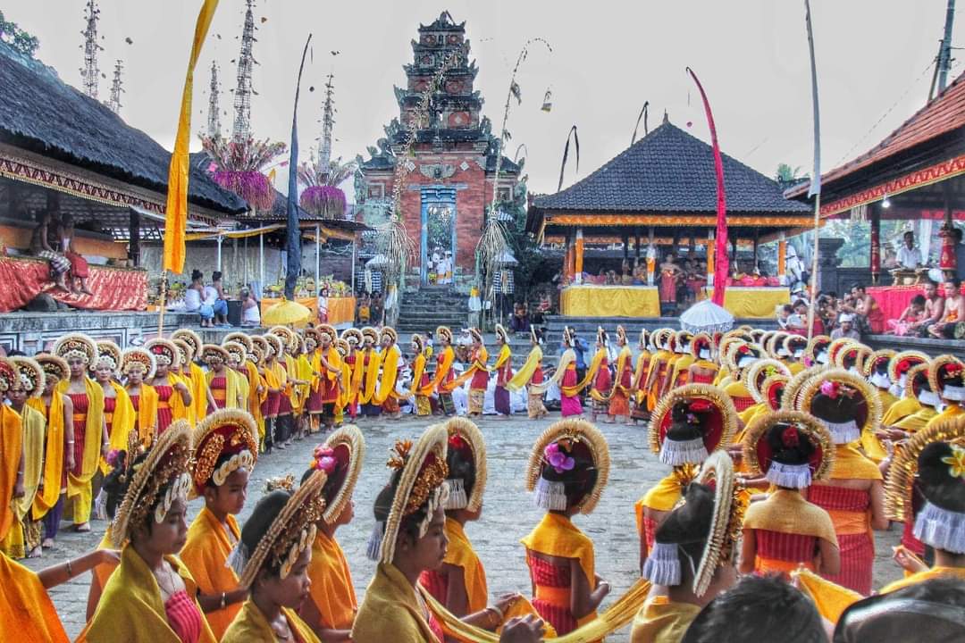 Busana Adat Desa Bungaya, Karangasem yang unik