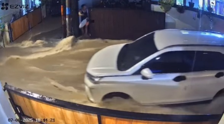 Dua Mobil Terseret Arus Banjir di Perumahan Pondok Asri Nyitdah, Tabanan