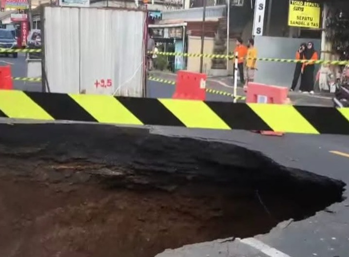 Jalan Denpasar&ndash;Gilimanuk di Depan Pasar Bajera Tabanan Jebol