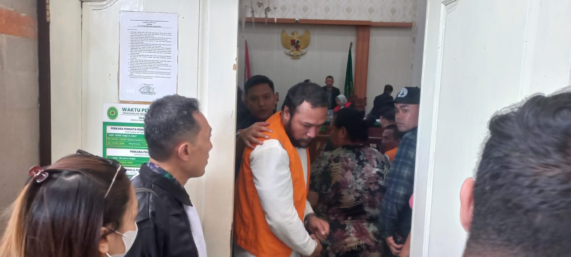 Terdakwa Mas Pras usai jalani sidang tuntutan di PN Denpasar. (Bali Express/istimewa)