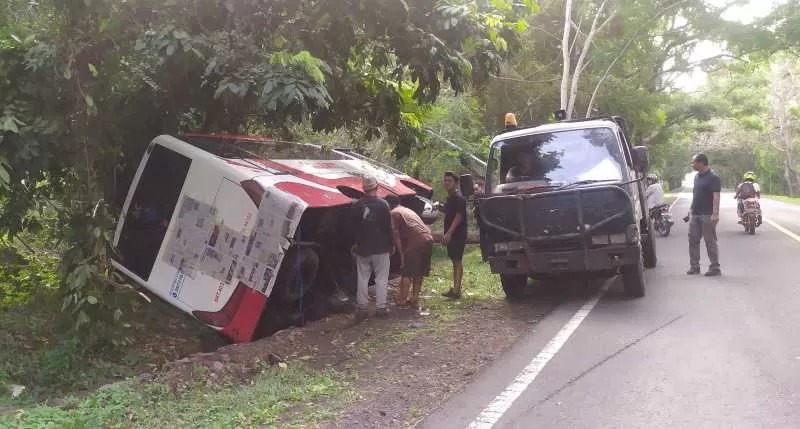 Minibus yang terperosok jalur Gilimanuk, Jembrana, dievakuasi.