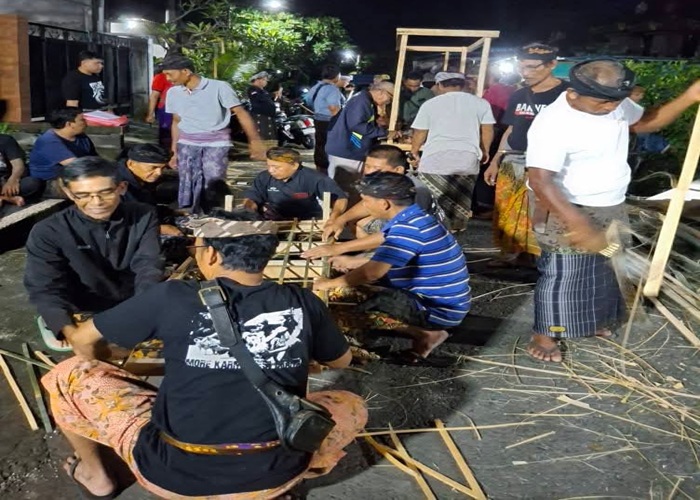 DUKA: Keluarga mempersiapkan prosesi pengabenan jenazah I Kadek Oka di rumah duka, Banjar Nesa, Desa Banjarangkan, Klungkung, Selasa (8/7).