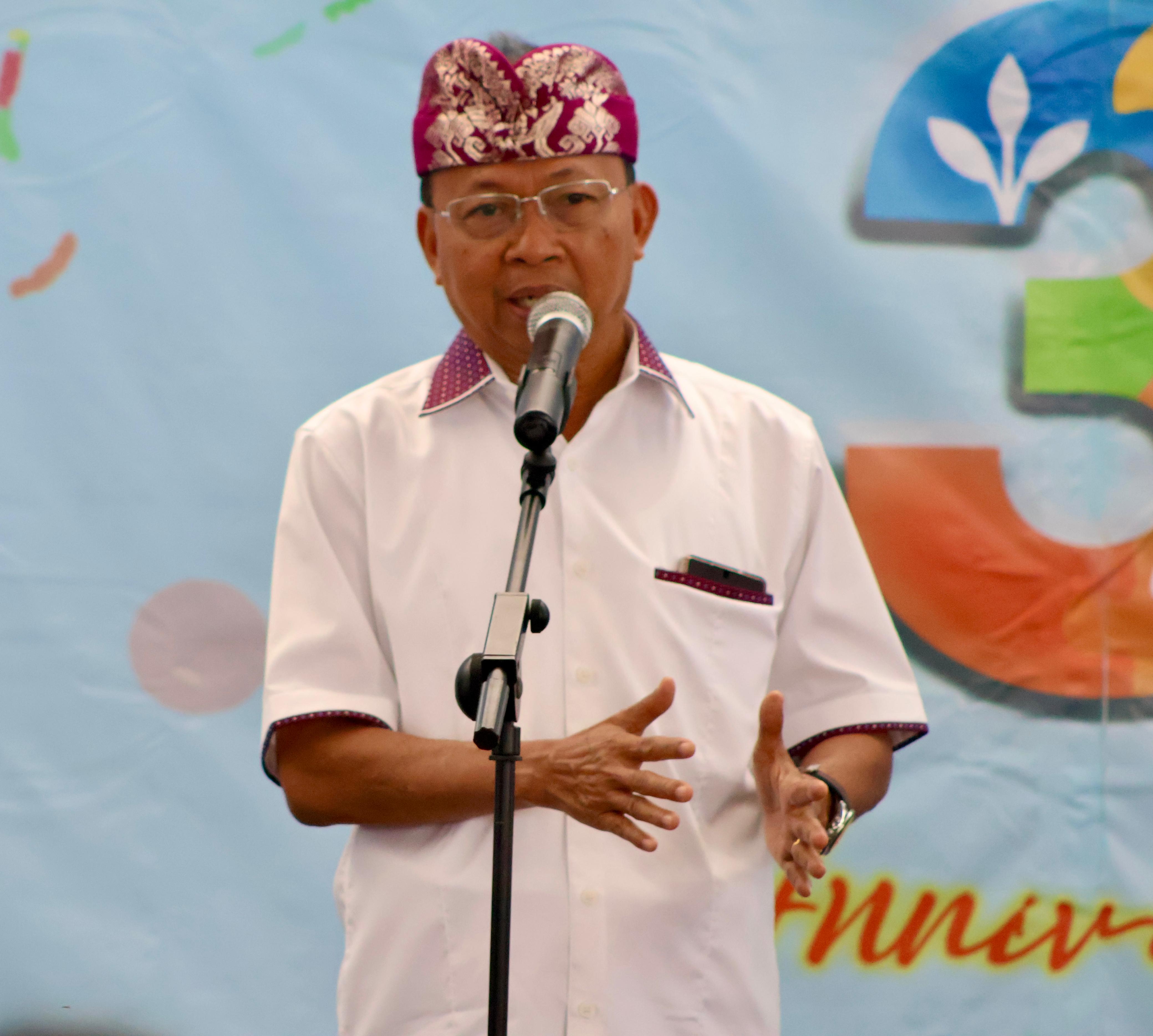 TOWER: Gubernur Bali Wayan Koster saat menghadiri peringatan Hari Ulang Tahun (HUT) ke-3 Jawapos TV Bali yang digelar di Denpasar, Selasa (8/7)