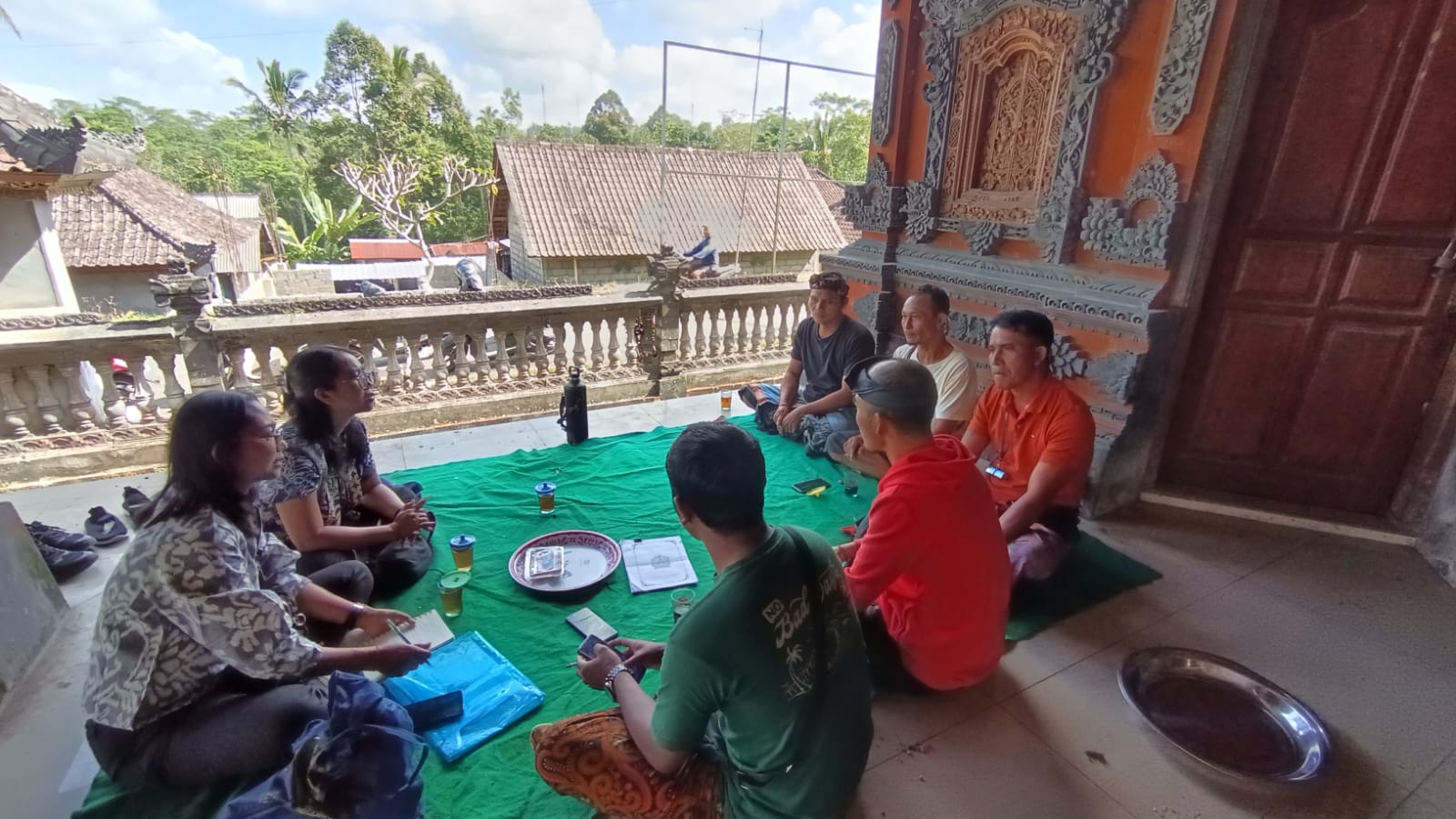 DESA : Prajuru Desa Adat Tangkup, Desa Pupuan, Tegallalang tengah mendengarkan sosialisasi manfaat Tanda Daftar Pura.