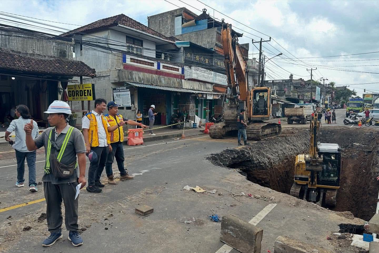 lubang raksasa tiba-tiba muncul di depan Pasar Bajera, Kecamatan Selemadeg, Kabupaten Tabanan, Bali