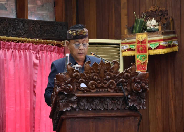 Ketua Fraksi Nasional Solidaritas yang juga Ketua DPD PSI Kabupaten Klungkung I Nyoman Sukirta saat membacakan pandangan akhir.