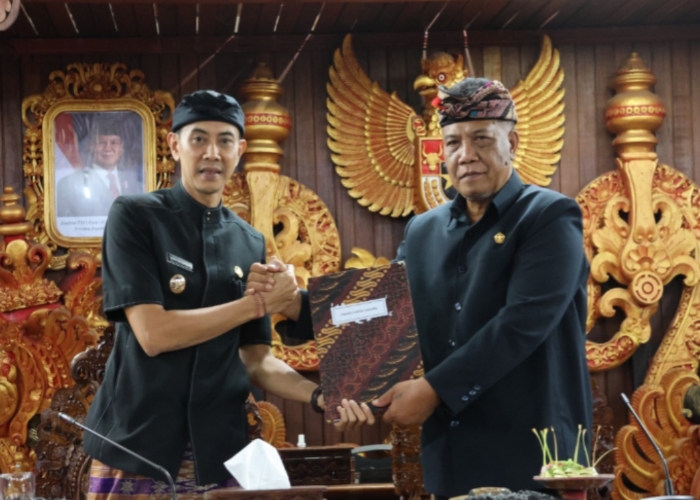 DISETUJUI : Rapat Paripurna penetapan ranperda pertanggungjawaban APBD Klungkung 2024 yang digelar di Gedung DPRD Klungkung, Rabu (9/7/2025).
