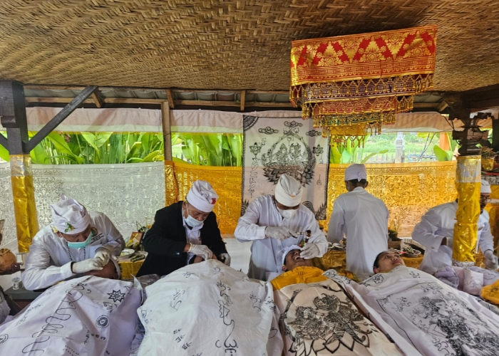 METATAH: Prosesi metatah saat Upacara Atma Wedana dan Manusa Yadnya massal yang bertempat di Taman Yadnya, Banjar Sidayu Tojan, Desa Takmung, Banjarangkan, Rabu (9/7).