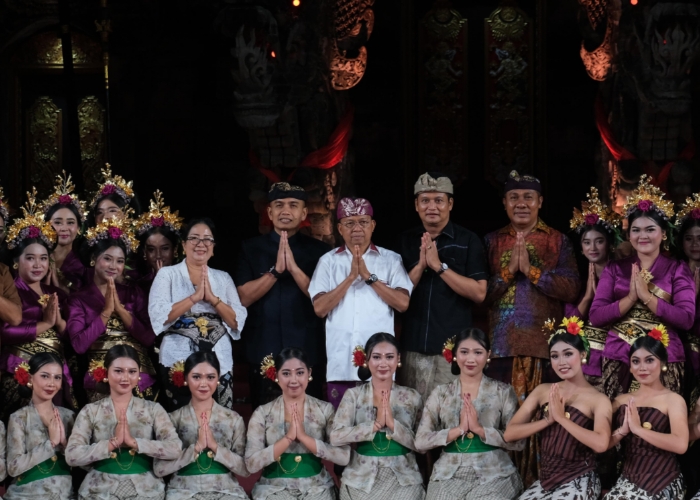 Gubernur Bali I Wayan Koster, Bupati Jembrana I Made Kembang Hartawan, Wakil Bupati Jembrana I Gede Ngurah Patriana Krisna, usai penampilan Gong Kebyar Wanita Duta Jembrana.