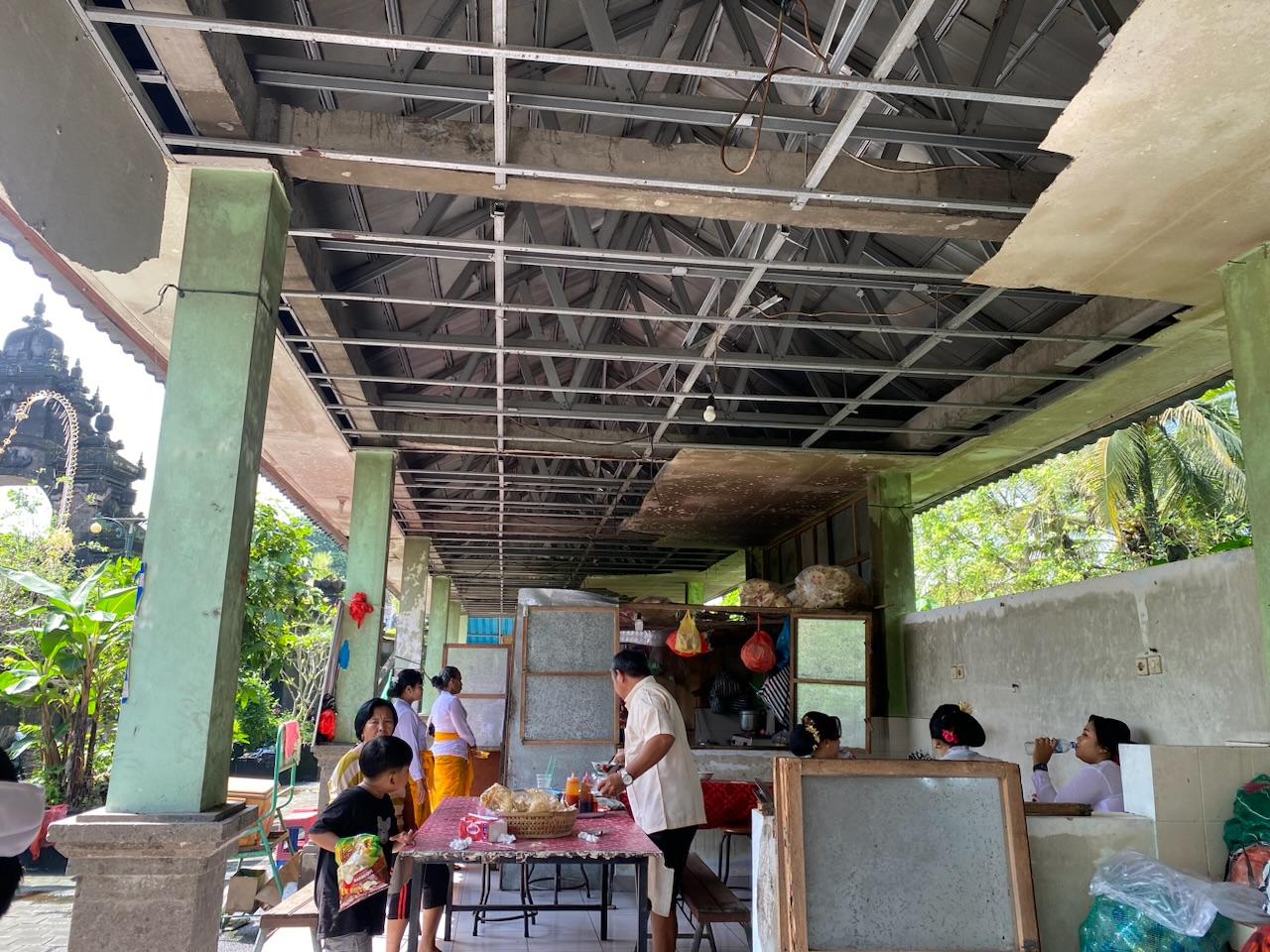 MEMPRIHATINKAN: Kondisi Pasar Tenten, di depan Pura Taman Ayun, Mengwi yang memprihatinkan.
