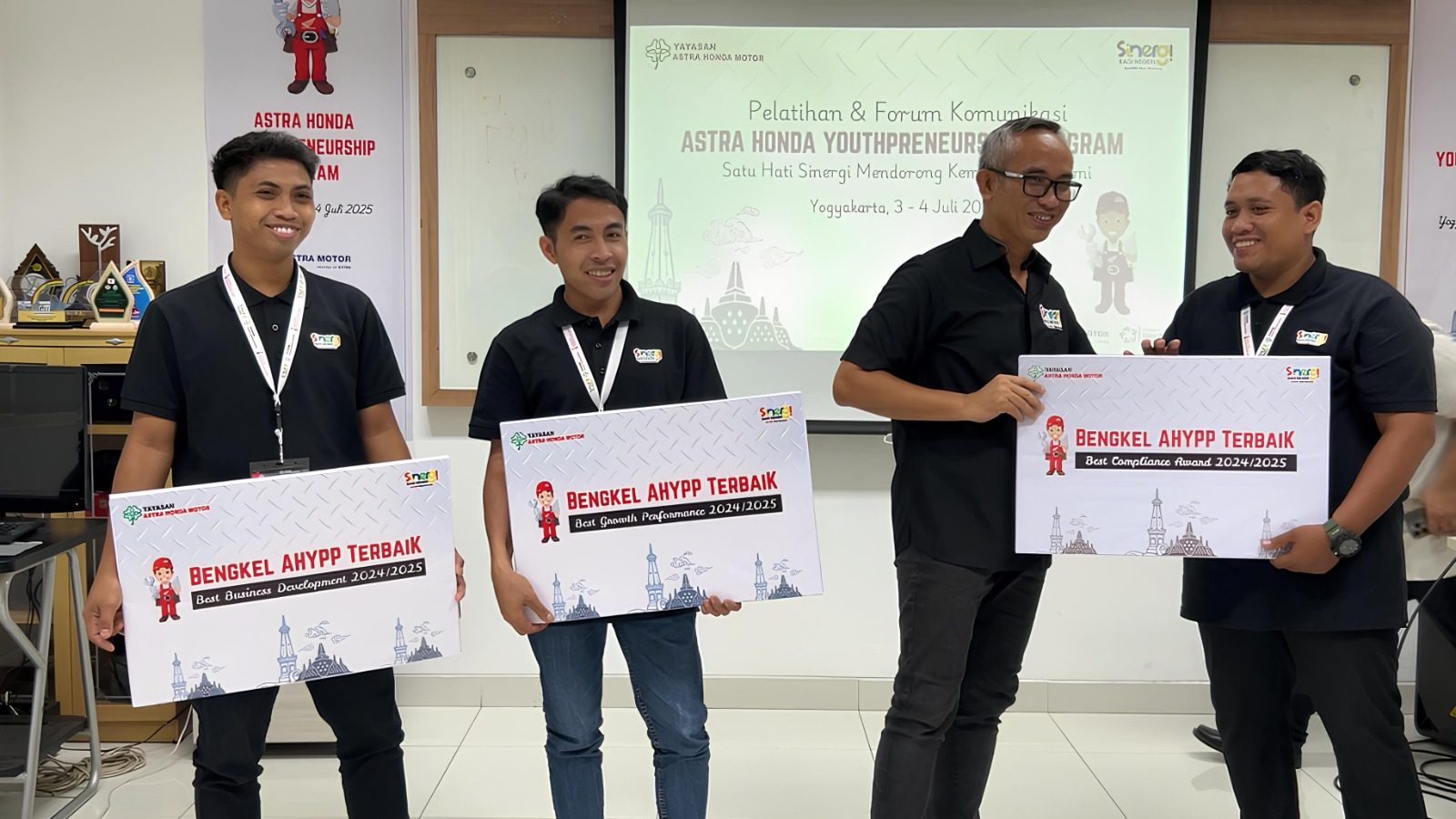 Yayasan Astra Honda Motor menberikan pelatihan peningkatan kompetensi untuk pengembangan dan kemandirian usaha kepada bengkel usaha alumni SMK binaan Astra Honda Motor.