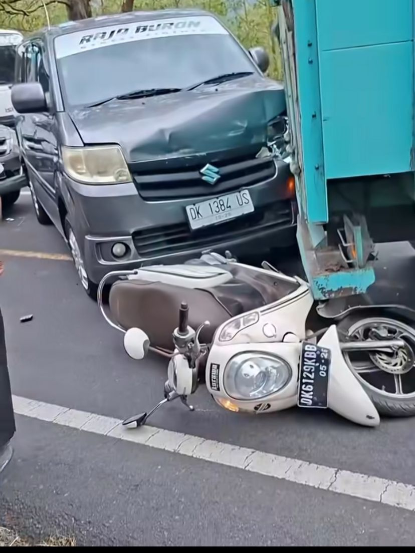 Sebuah truk yang gagal nanjak menabrak beberapa kendaraan di belakangnya
