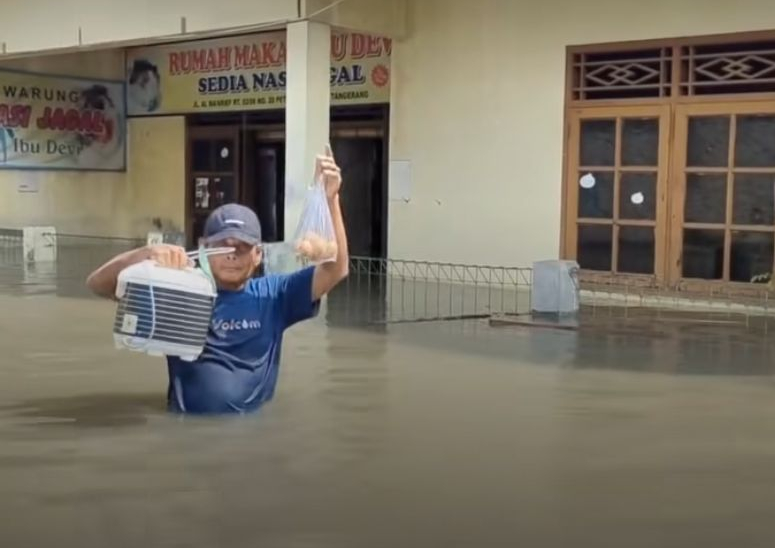 Banjir Akibat Luapan Kali Angke Rendam Kampung Cantiga