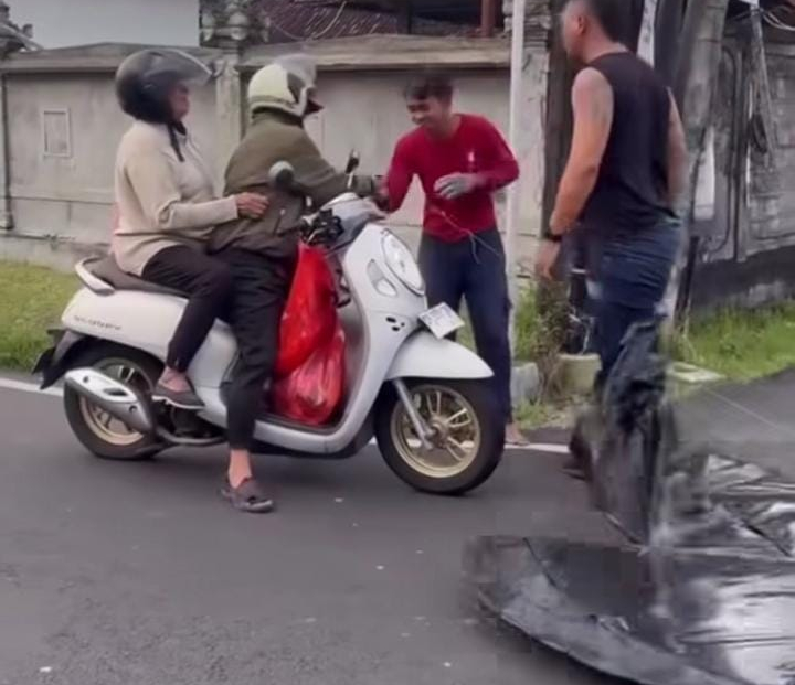 Layangan Jatuh Timpa Pengendara di Denpasar