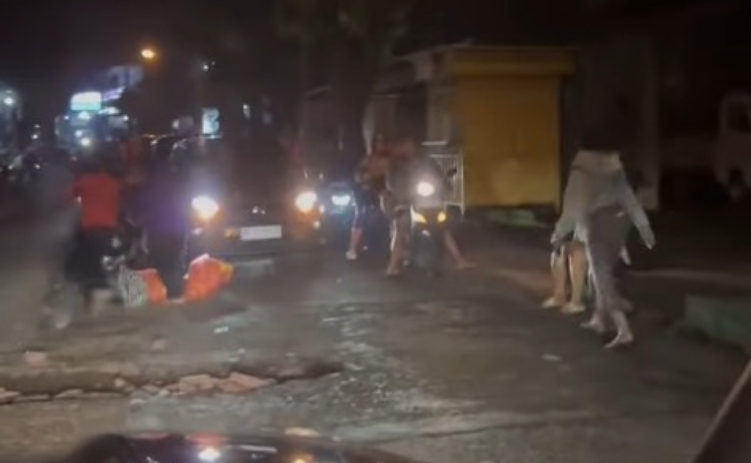 Jalan Berlubang di Bedulu Dekat Pertamina Sebabkan Pengendara Jatuh, Warganet