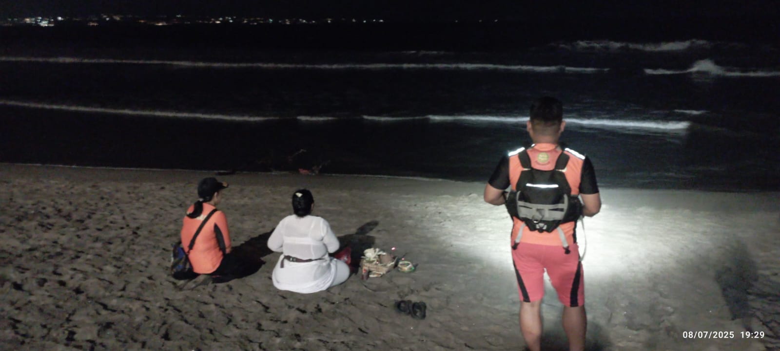 CARI: Tim SAR Gabungan melakukan pencarian terhadap WNA asal Arab Saudi bernama Alhawsawi Asad Mohammed A yang hilang terseret arus Pantai Batu Belig. (Bali Express/Istimewa)