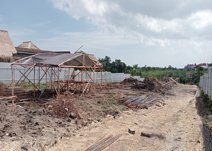 DISTOP : Proyek pembangunan sebuah villa di wilayah Banjar Batugaing, Desa Beraban, Kecamatan Kediri, Tabanan, dihentikan sementara oleh Satpol PP Kabupaten Tabanan.