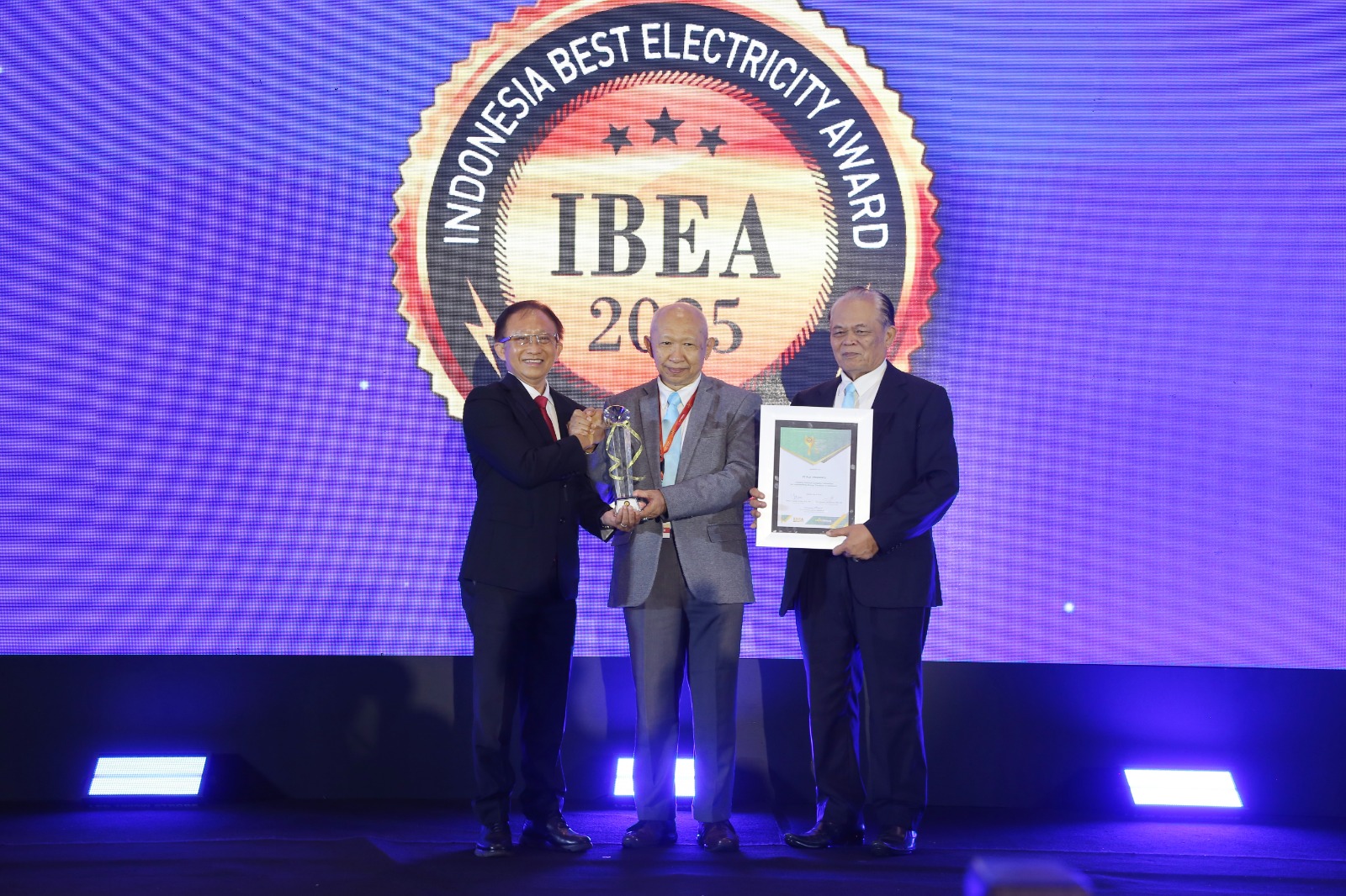 Ketua Dewan Juri Indonesia Best Electricity Award (IBEA) 2025, Tumiran (tengah) dan Ketua Dewan Pakar Majalah Listrik Indonesia, Herman Darnel Ibrahim (kanan) saat menyerahkan penghargaan Leading Nati
