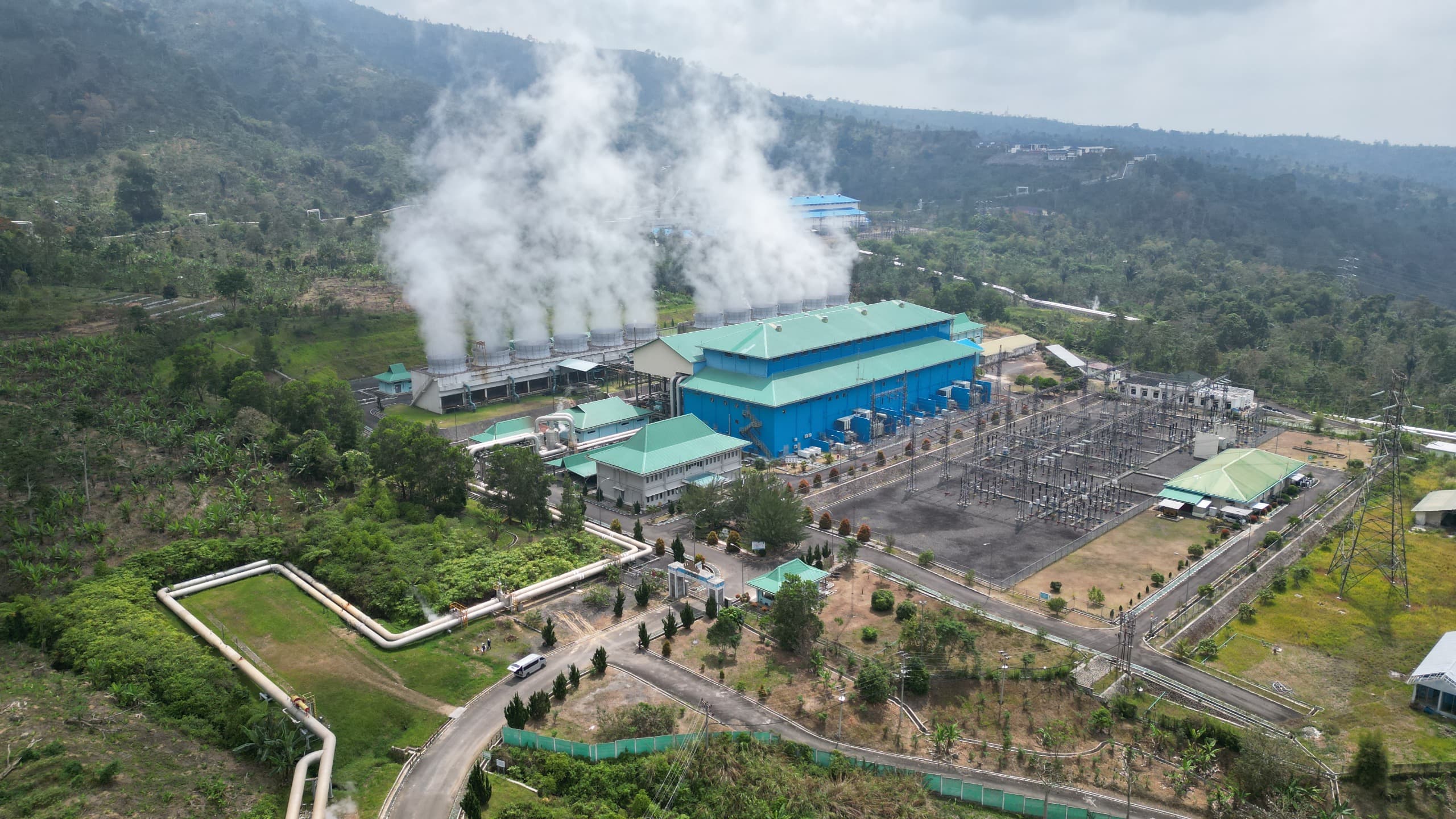 Tampilan Pembangkit Listrik Tenaga Panas Bumi (PLTP) Ulubelu di Lampung berkapasitas 110 megawatt (MW). PLTP ini menjadi salah satu pembangkit PLN yang berkontribusi terhadap layanan REC.