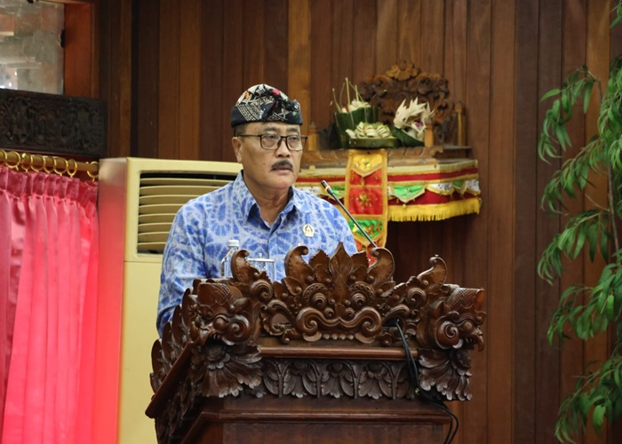I Wayan Mudayana saat membacakan pandangan umum fraksi Nasional Solidaritas pada Rapat Paripurna DPRD Klungkung, Rabu (9/7/2025).