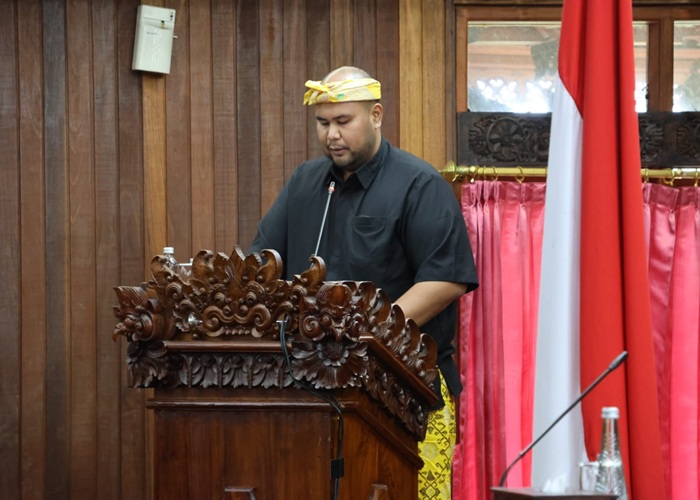 I Kadek Widya Sumartika saat menyampaikan pandangan umum Fraksi Golkar.