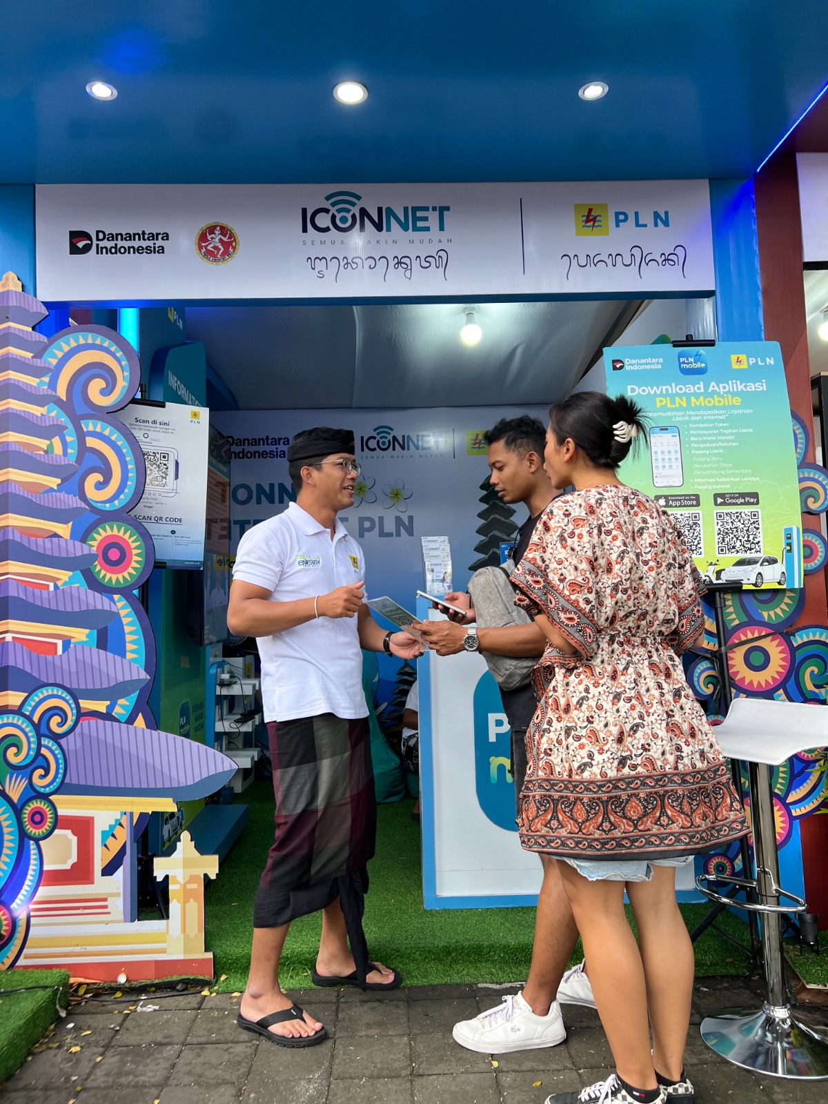 Masyarakat yang berkunjung di Pekan Kesenian Bali (PKB) sangat antusias mengunjungi booth PLN untuk mendapatkan penjelasan tentang aplikasi PLN Mobile dan seabrek manfaatnya.