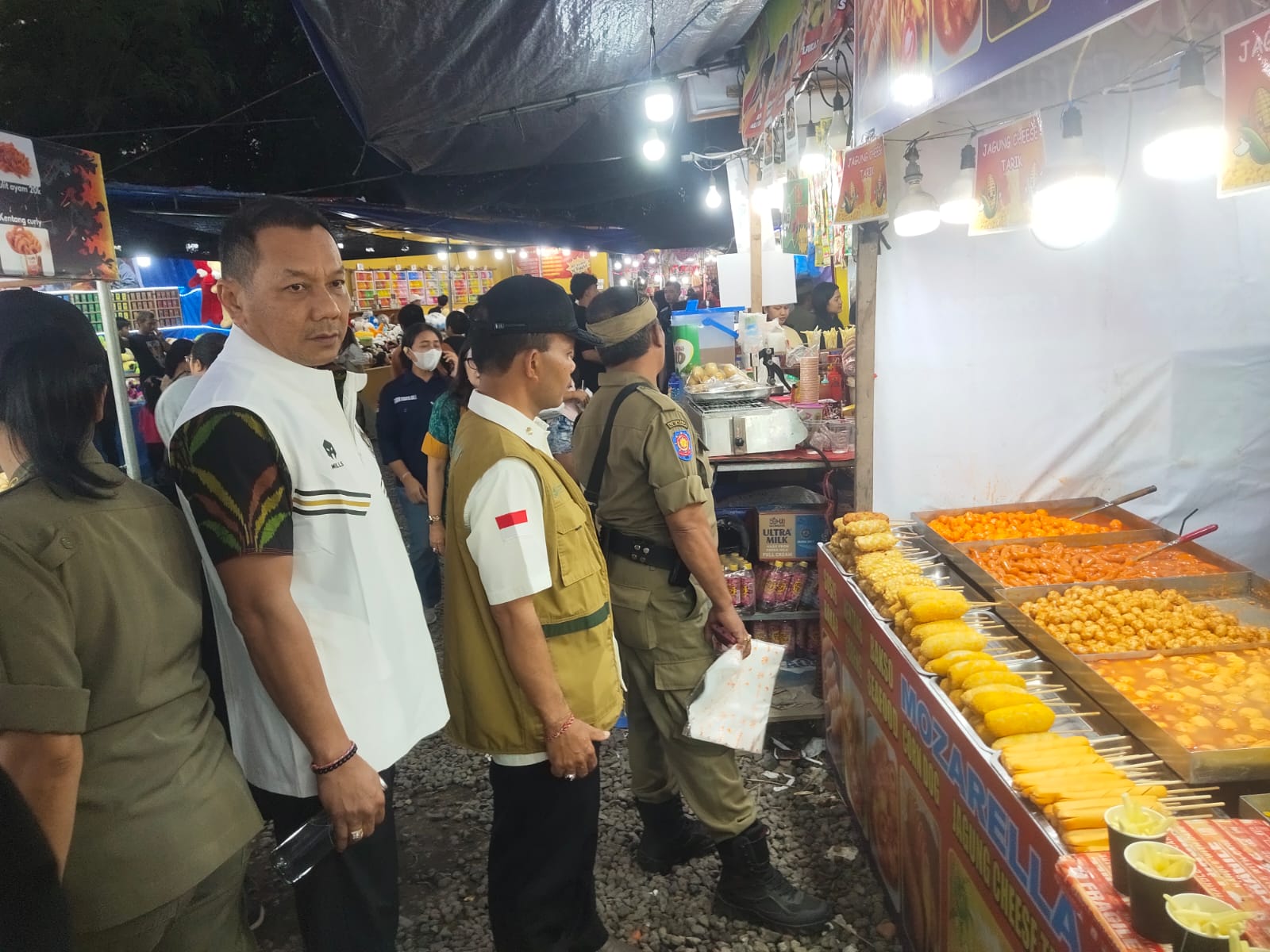 INSPEKSI: Tim gabungan dari Dinas Kehutanan dan Lingkungan Hidup (KLH) Provinsi Bali bersama Satpol PP, Babinsa, Bhabinkamtibmas, dan sejumlah komunitas lingkungan melakukan sidak ke sejumlah kios UKM