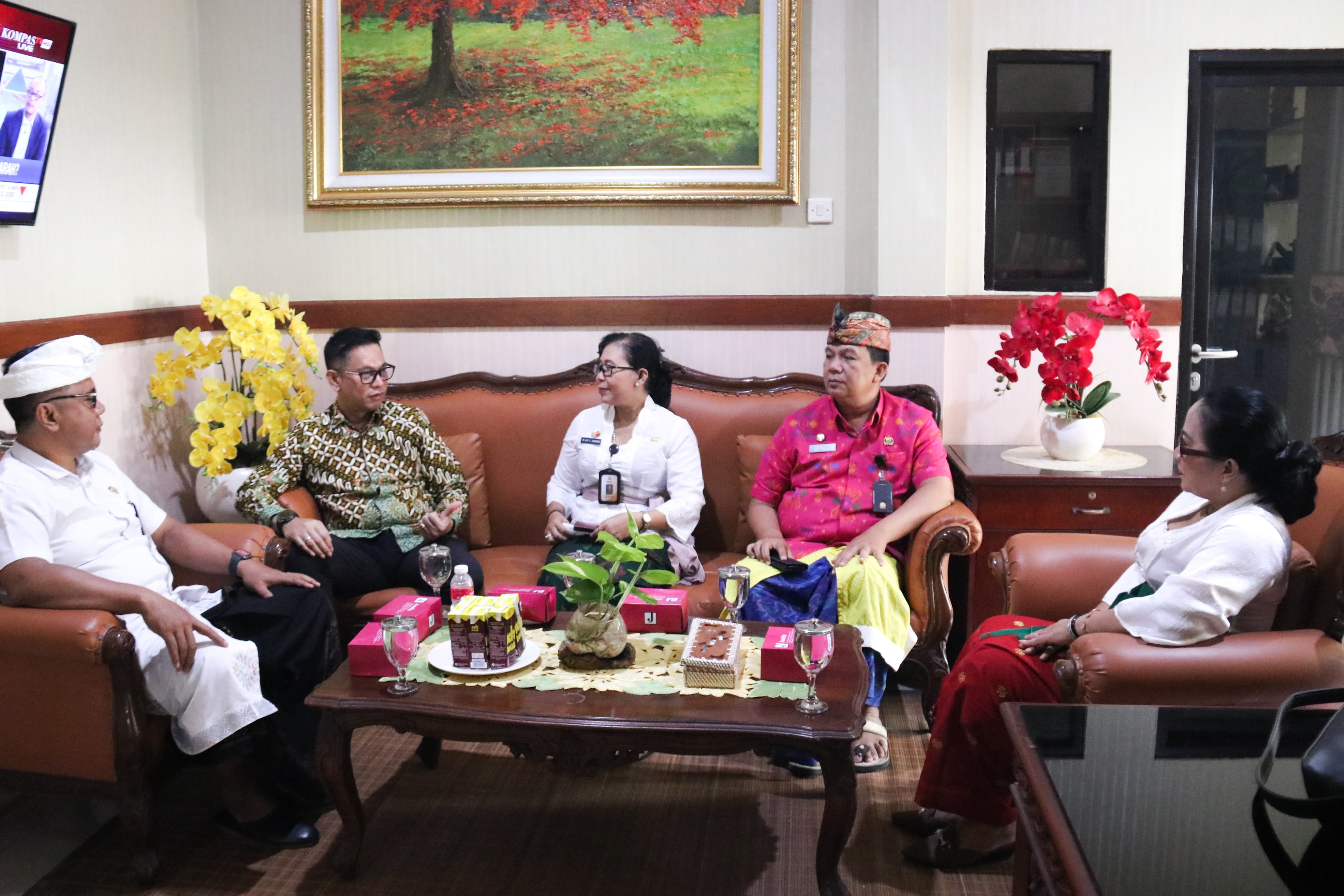 TEMUAN: Koordinator Divisi Pencegahan, Parmas, dan Humas Bawaslu Bali, Ketut Ariyani, saat menerima kunjungan tim Bawaslu RI di kantornya, Kamis (10/7)