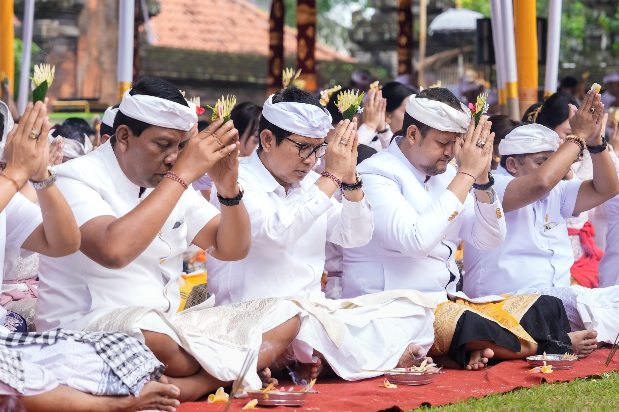 KARYA: Bupati Adi Arnawa didampingi Wabup Bagus Alit Sucipta menghadiri Puncak Karya Mapedudusan Agung Menawa Ratna Mapeselang Medasar Tawur Balik Sumpah Utama di Pura Lingga Bhuwana, Puspem Badung.,