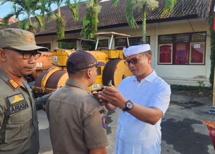 Upacara penurunan pangkat setingkat lebih rendah selama setahun kepada anggota Satpol PP karena pelanggaran disiplin.
