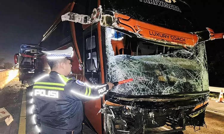 RINGSEK: Kendaraan bus yang terlibat kecelakaan di Jalan Tol Pasuruan. Akibat kecelakaan itu, delapan orang mengalami luka-luka.