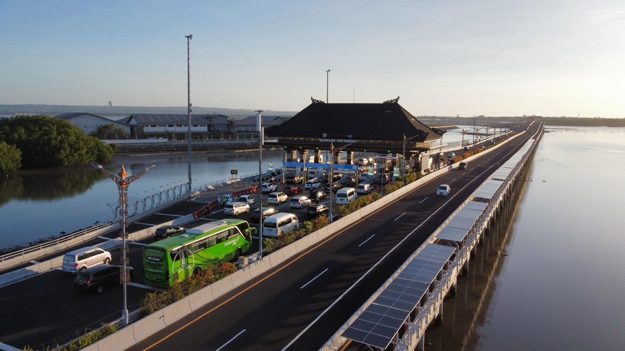 Salah Satu Gerbang Tol Bali Mandara yang dilalui sejumlah kendaraan.