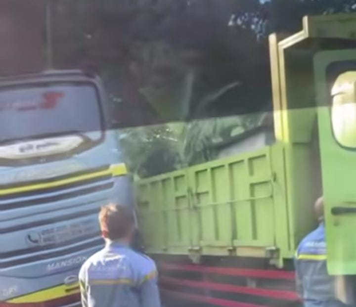 Jalur Singaraja Macet dan Kecelakaan Bus-Truk Terjadi di Gitgit