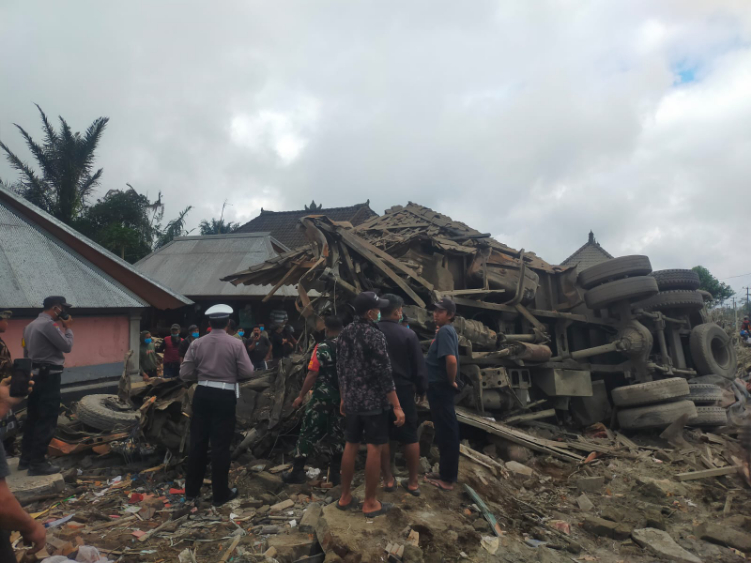 Truk Rem Blong Tabrak Sejumlah Kendaraan dan Rumah Warga di Bangli