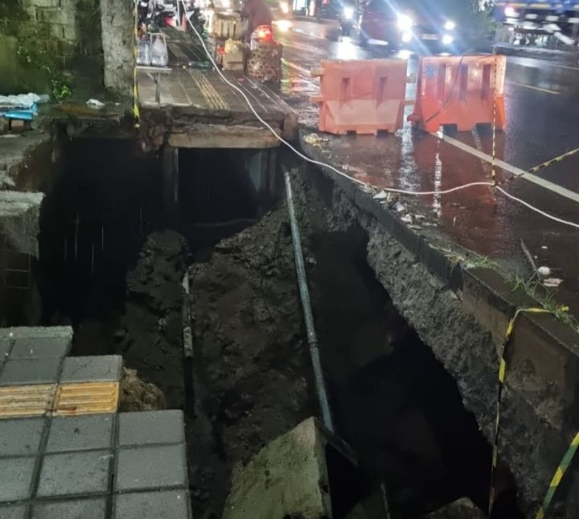 Crossdrain Jebol, Ruas Jalan Nasional Antosari&ndash;Megati Amblas