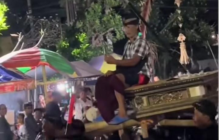 Agung Ketut Rai Diarak Naik Tandu Ogoh-Ogoh saat Tampil di Ketewel Gianyar