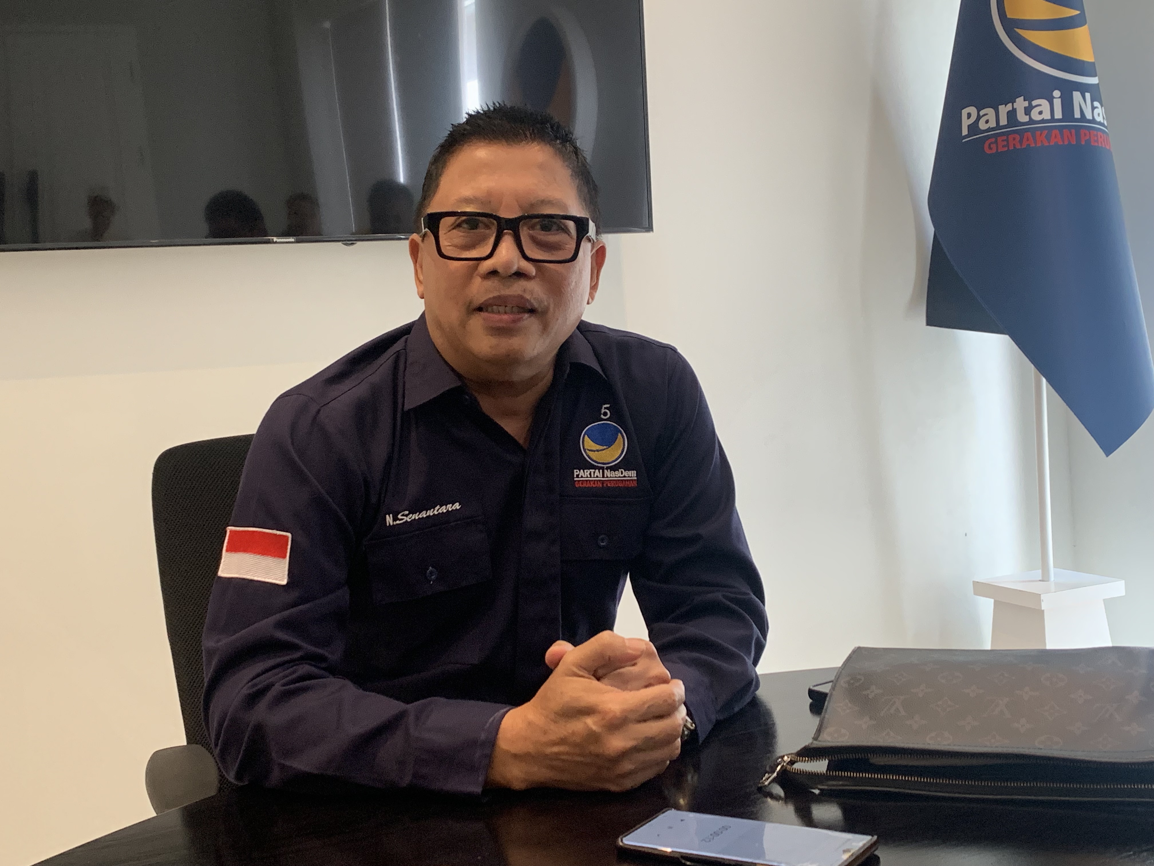 EVALUASI: Ketua DPW NasDem Bali, I Nengah Senantara saat diwawancara jelang Rapat Koordinasi Wilayah (Rakorwil) pada Kamis (10/7) di Kantor DPW NasDem Bali