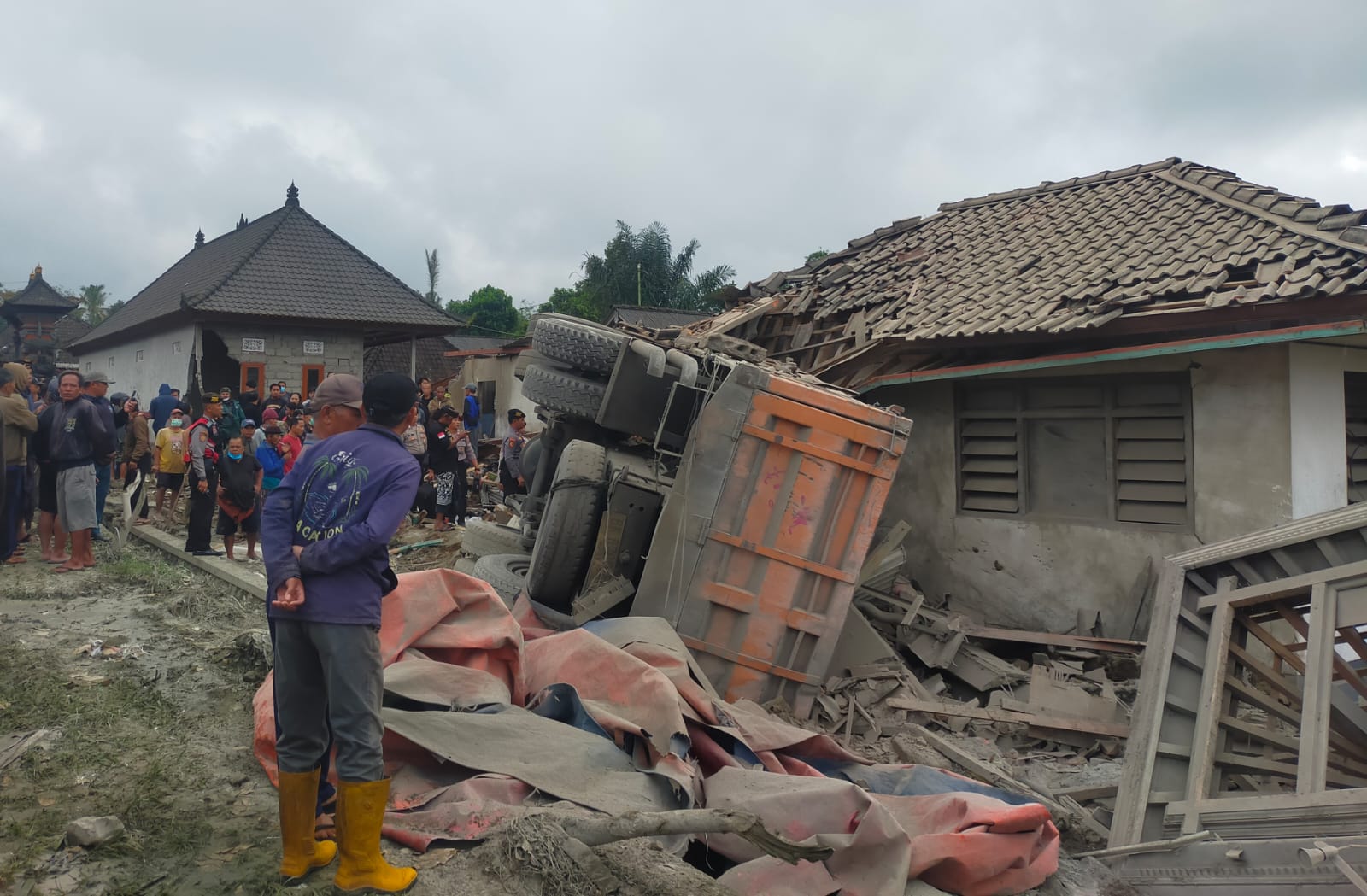 Lokasi kecelakaan truk tronton di Dusun Bangklet, Desa Kayubihi, Kabupaten Bangli, Bali, dikerumuni warga, Kamis (10/7/2025).