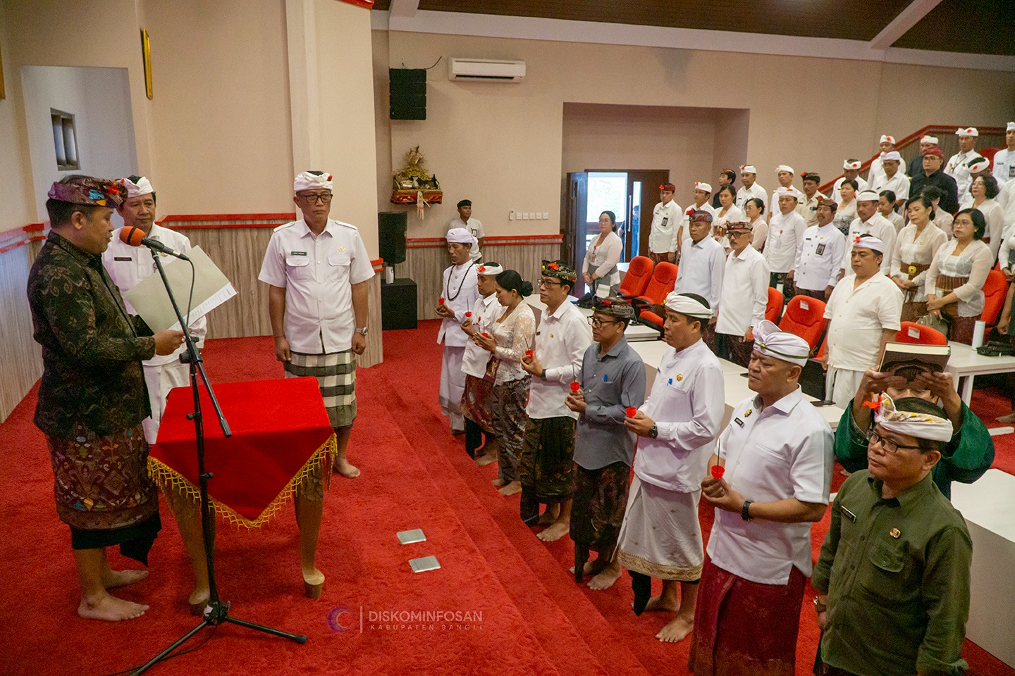 Bangli Sang Nyoman Sedana Arta melantik lima pejabat baru, Kamis (10/7/2025).