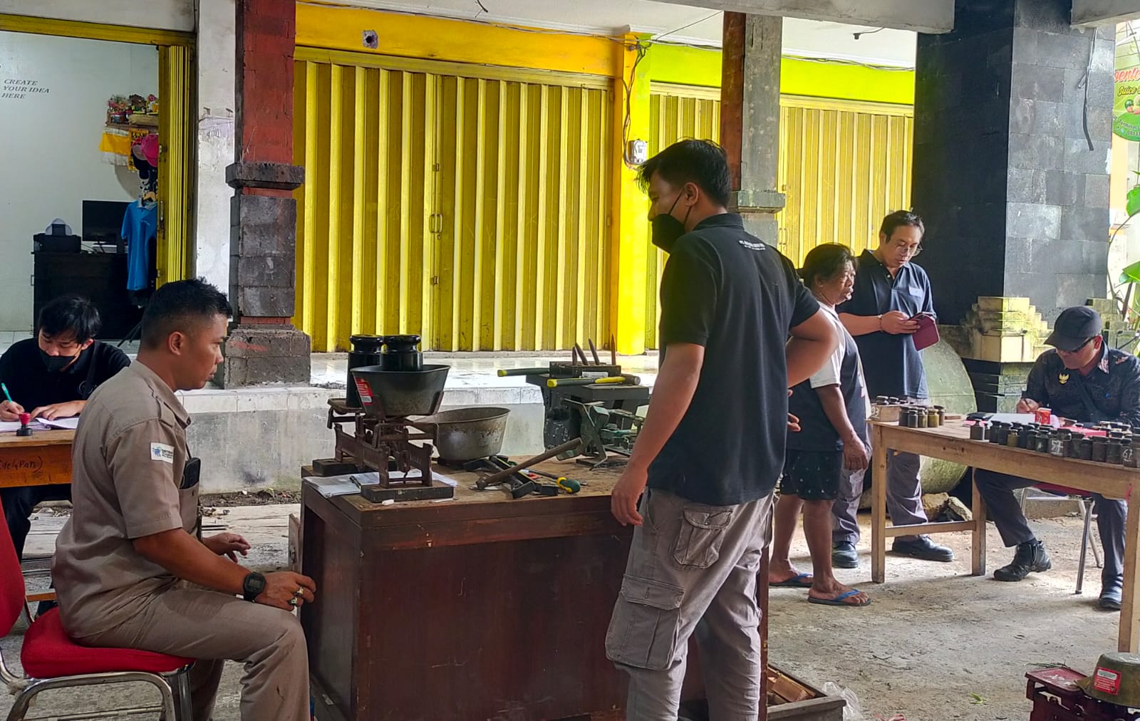 Petugas melakukan tera ulang di gedung Loka Crana, Bangli, Selasa (8/7/2025).