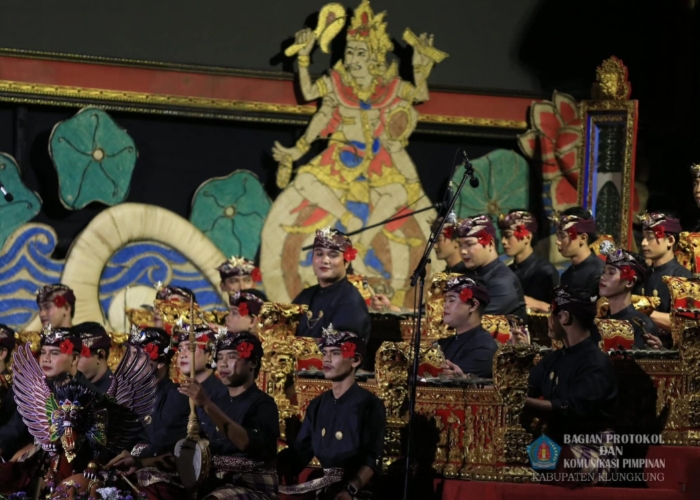 TAMPIL : Sekaa Gong Kebyar Dewasa Kanya Gita dari Desa Kusamba, Kecamatan Dawan, Kabupaten Klungkung yang tampil memukau sebagai duta seni Klungkung.