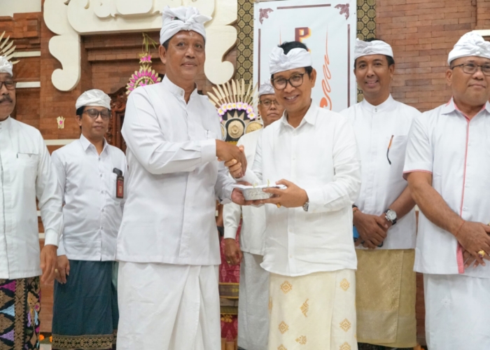 KARYA: Bupati Adi Arnawa menghadiri Karya Ngenteg Linggih dan Padudusan Alit Banjar Anyar sekaligus perayaan HUT. Ke-40 Sekaa Teruna Yowana Yadnya Patni Banjar Anyar, Kelurahan Tanjung Benoa.