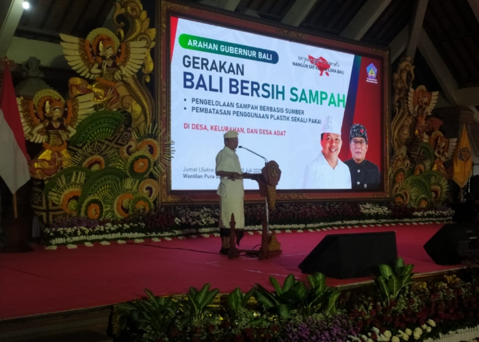 WARNING : Gubernur Bali I Wayan Koster memberi sambutan terkait Gerakan Bali Bersih Sampah, Jumat ( 11/7) di Wantilan Pura Samuan Tiga Bedulu.