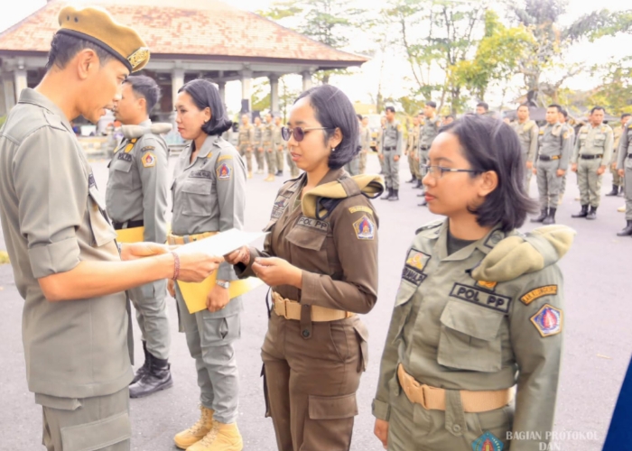DIKUKUHKAN : Wakil Bupati Klungkung, Tjokorda Gde Surya Putra, secara resmi mengukuhkan dan memberikan pembaretan kepada PPPK di Satpol PP dan Damkar Klungkung.