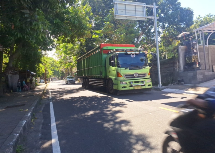 TRUK: Truk logistik terlihat berseliweran di Karangasem.