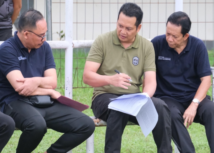 Bupati Jembrana I Made Kembang Hartawan memberikan arahan terkait perbaikan ringan Stadion Pecangakan, Jumat (11/7).